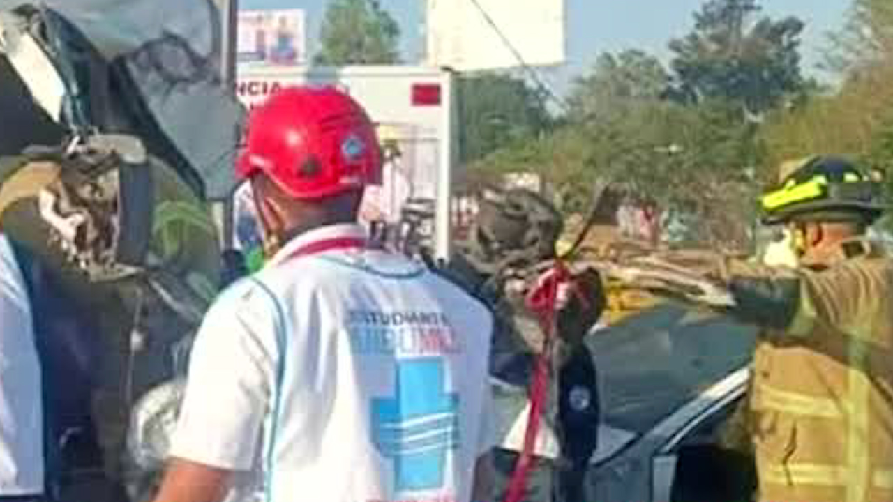 En Edomex, tráiler se prende en llamas tras volcadura