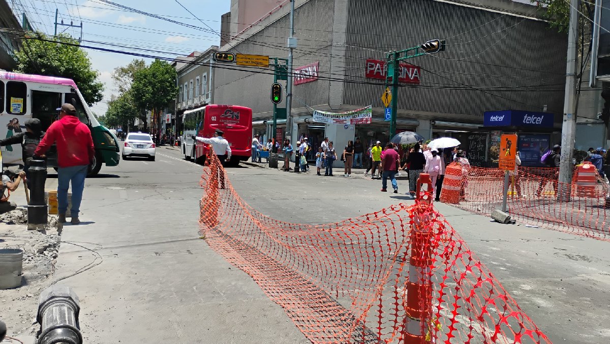 En Toluca, cierran temporalmente avenida Hidalgo por instalación de cruces inteligentes