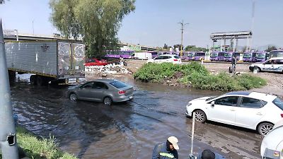 Encharcamiento en Avenida Central de Ecatepec causa congestiones y riesgos viales