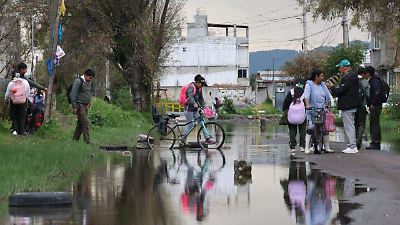 Encharcamientos en San Mateo Atenco bloquean paso a estudiantes y padres durante lluvias