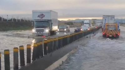 Encharcamientos en el Circuito Exterior Mexiquense generan congestión y riesgos