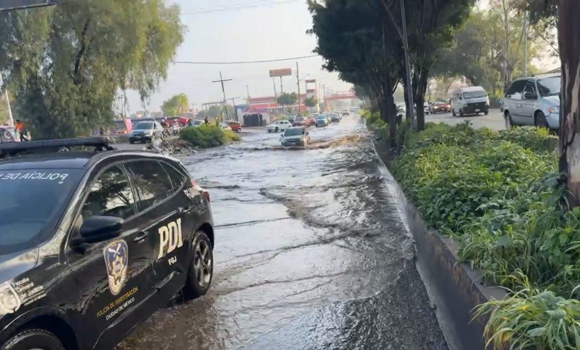 Encharcamientos y congestión en avenida Central por lluvias en Ecatepec