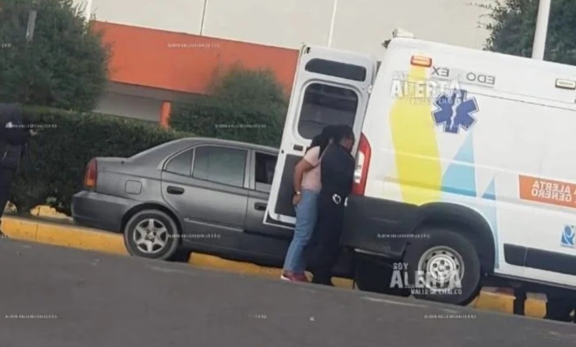 Encuentran a mujer gravemente herida en auto en Chalco; autoridades absentas