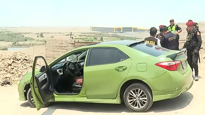 Encuentran cuerpo de hombre asesinado en Pachacútec con explosivos, réplica de arma y chaleco antibalas en su vehículo