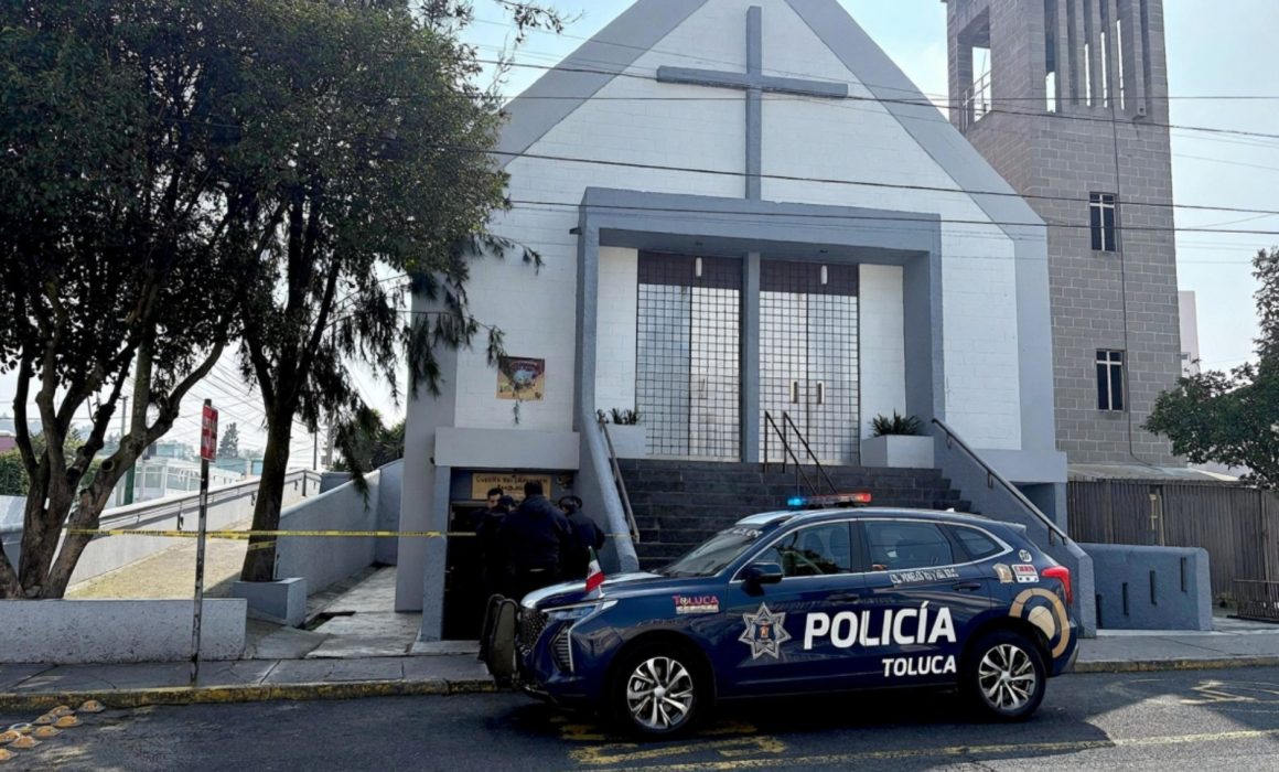 Encuentran muerto a indigente en iglesia de Toluca; podría ser por consumo excesivo de alcohol
