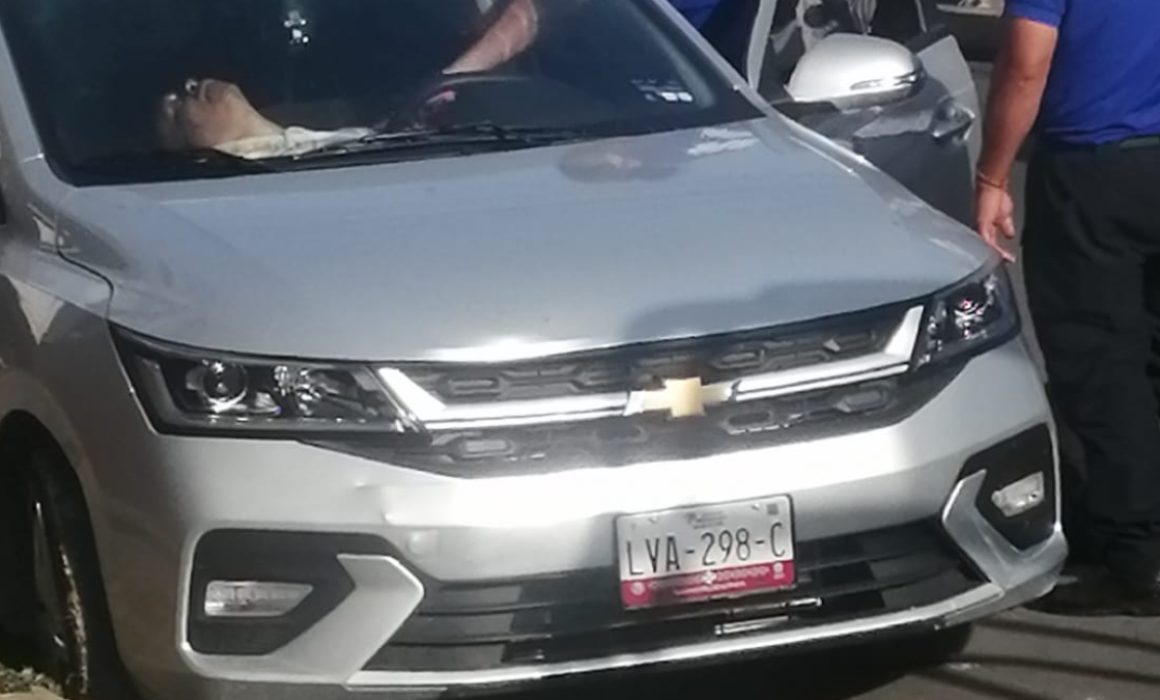 Encuentran muerto en vehículo en Nezahualcóyotl; presumen paro cardíaco