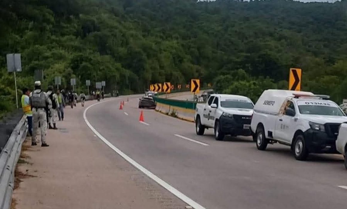 Enfrentamiento y balacera en la Autopista del Sol deja un muerto y tres detenidos tras robo de autos en Acapulco