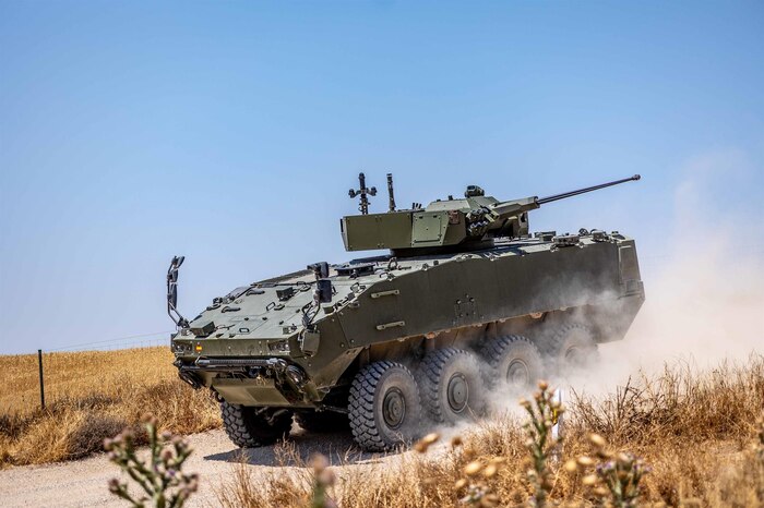 Entrega de los primeros vehículos blindados 8x8 Dragón al Ejército Español tras advertencias por retrasos