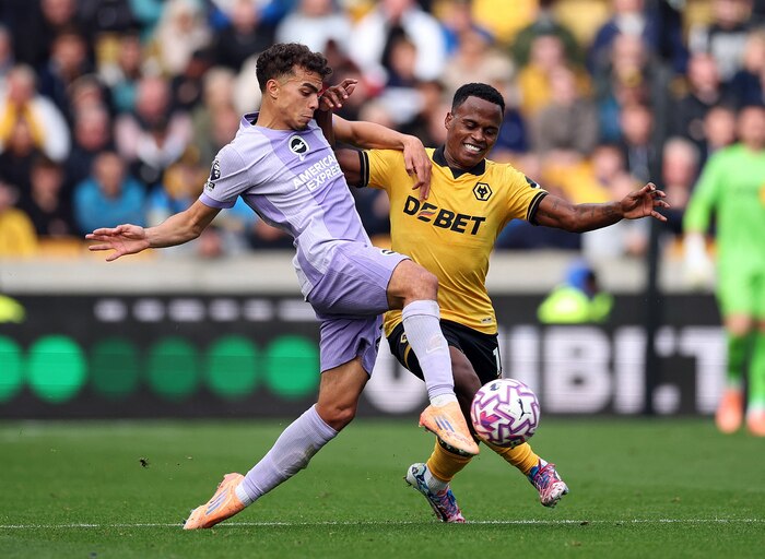 Entrenador de Wolverhampton respalda a Jhon Arias a pesar de la complicada temporada