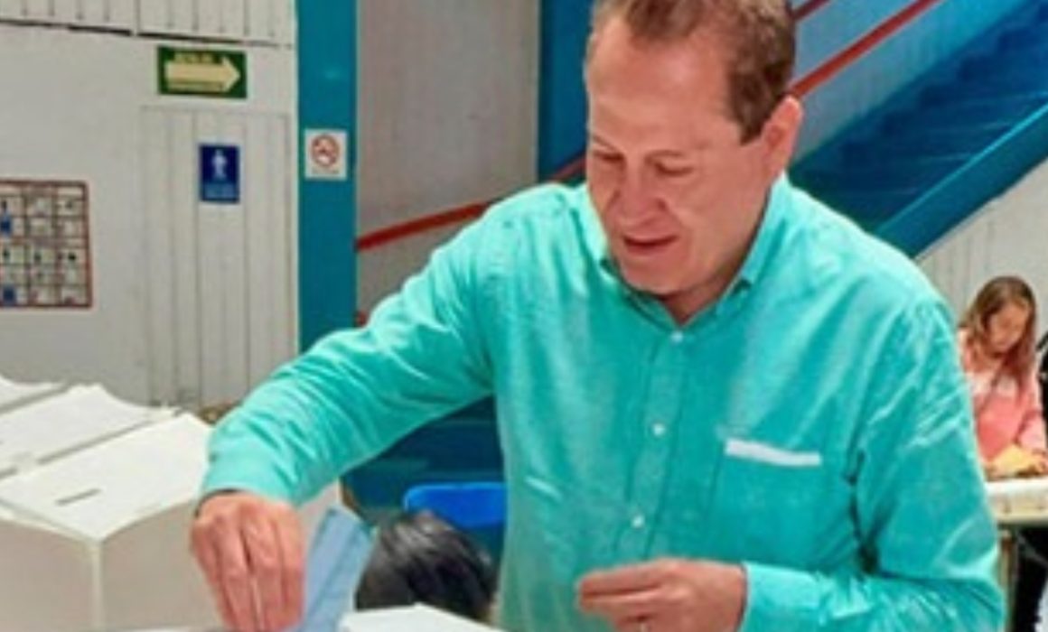 Eruviel Ávila vota en Ecatepec e invita a participar en histórica jornada electoral