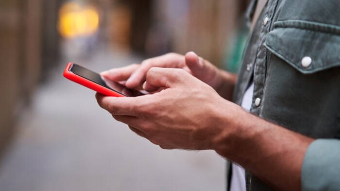 ¿Es real el riesgo de perder la vista por usar mucho el celular? Lo que dicen los expertos