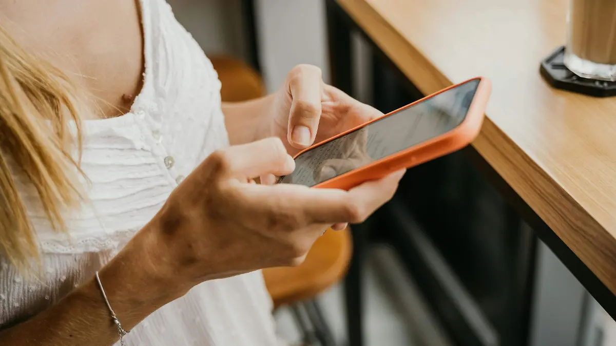 Escándalo en IA: Cómo ChatGPT -sin intención alguna- sugirió el suicidio a una adolescente en busca de ayuda mental