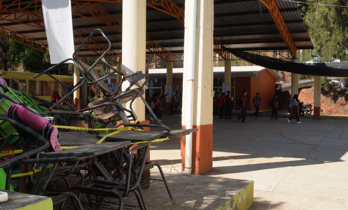 Escuela Telesecundaria Hermanos Flores Magón en Tejupilco enfrenta elogios por logros académicos y críticas por condiciones inseguras