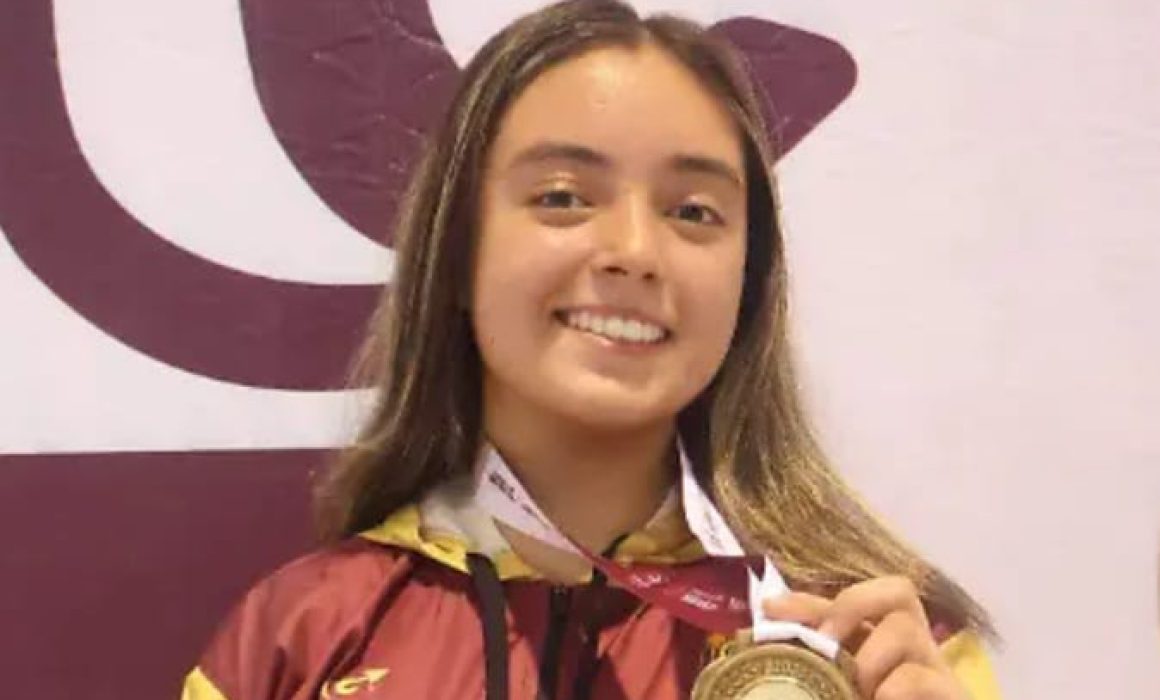Esgrimista mexiquense María Fernanda Monterop usa preseas para enaltecer al Estado de México en la Olimpiada Nacional 2025