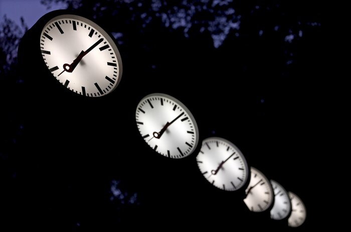 España busca eliminar el cambio de hora estacional y comparte experiencias de otros países