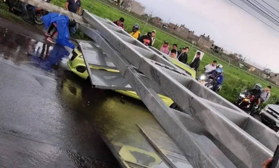Espectacular cae en la carretera México-Cuautla en Chalco y causa bloqueo de varias horas