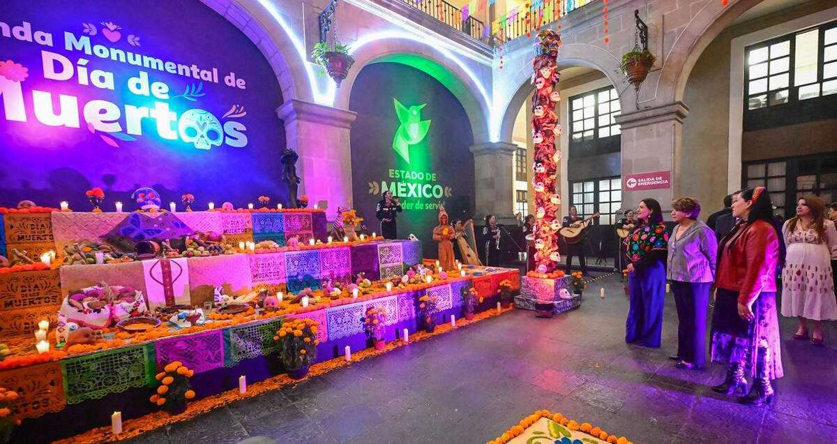 Espectacular mega ofrenda en el Palacio de Gobierno del Estado de México rinde homenaje a las tradiciones y pueblos originarios