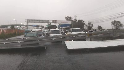 Estructura metálica cae en la México-Cuautla, bloqueando ambos sentidos y provocando caos vial