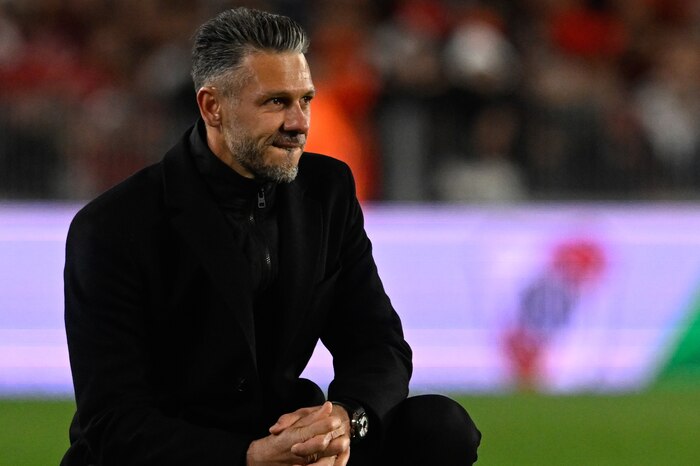 Estudiantes de La Plata negocia con Martín Demichelis tras la salida de Eduardo Domínguez