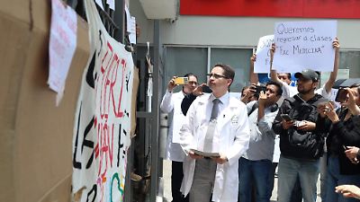 Estudiantes de Medicina de la UAEMex protestan contra paro parcial y exigen clases presenciales