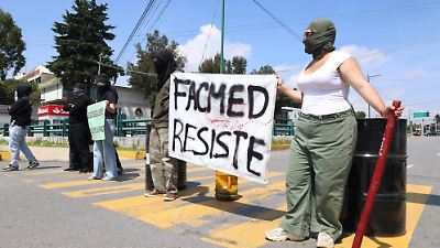 Estudiantes de Medicina de la UAEMex bloquean calles de Toluca por falta de diálogo con autoridades