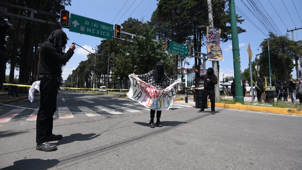 Estudiantes de Medicina de la UAEMéx bloquean calles en Toluca por más de dos meses en protesta por falta de diálogo con la dirección