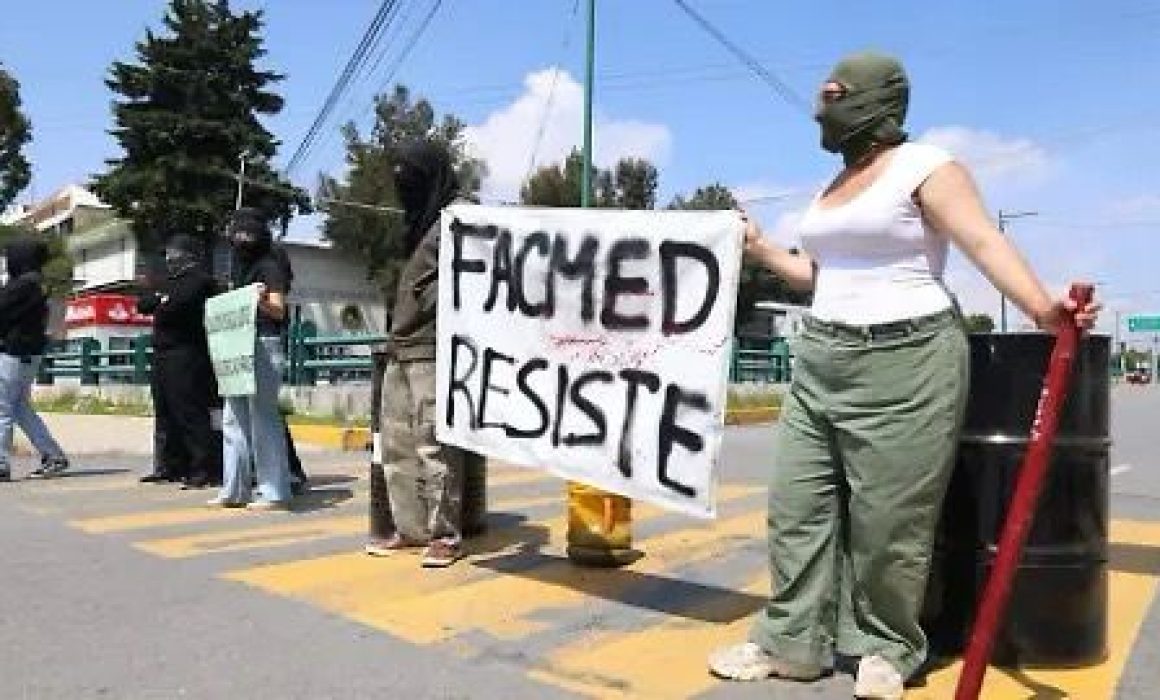 Estudiantes de Medicina de la UAEMéx bloquean avenidas en Toluca en protesta por falta de diálogo