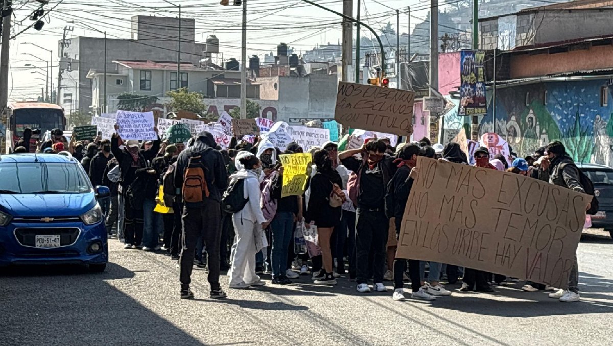 Estudiantes de la UAEMéx protestan en Toluca; realizarán bloqueo
