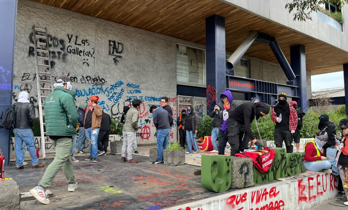 Estudiantes de la UAEMex toman edificio en Toluca en protesta por elección de rector