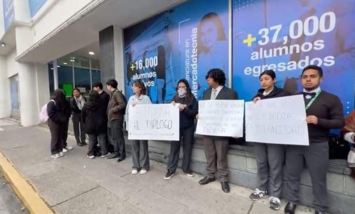 Estudiantes de universidad privada en Toluca protestan por impagos y condiciones educativas