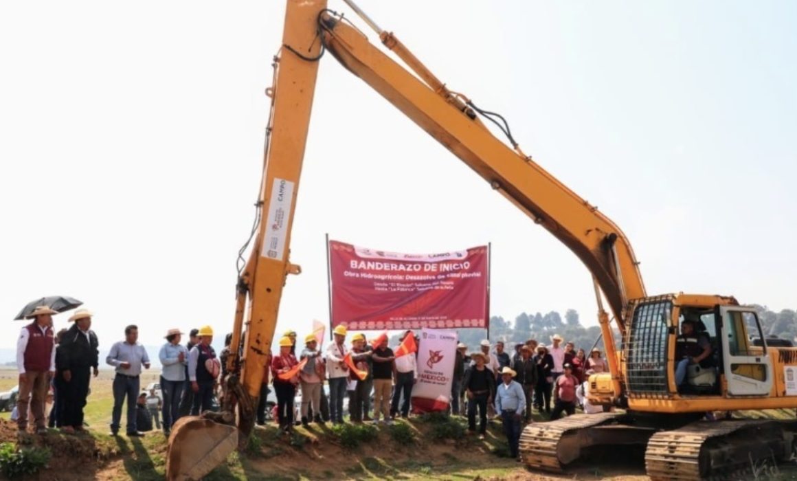 Evitan inundaciones con desazolve de canal en Villa de Allende