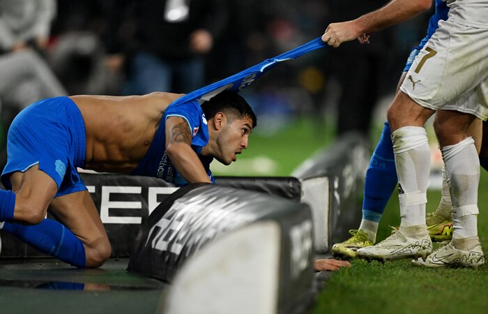 Exequiel Palacios protagoniza pelea en Bundesliga y rompe su camiseta en incidente con Kevin Stoger