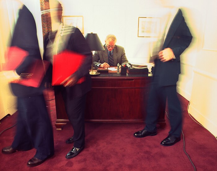 Expertos sugieren plan personal para que líderes senior eviten renunciar por agotamiento