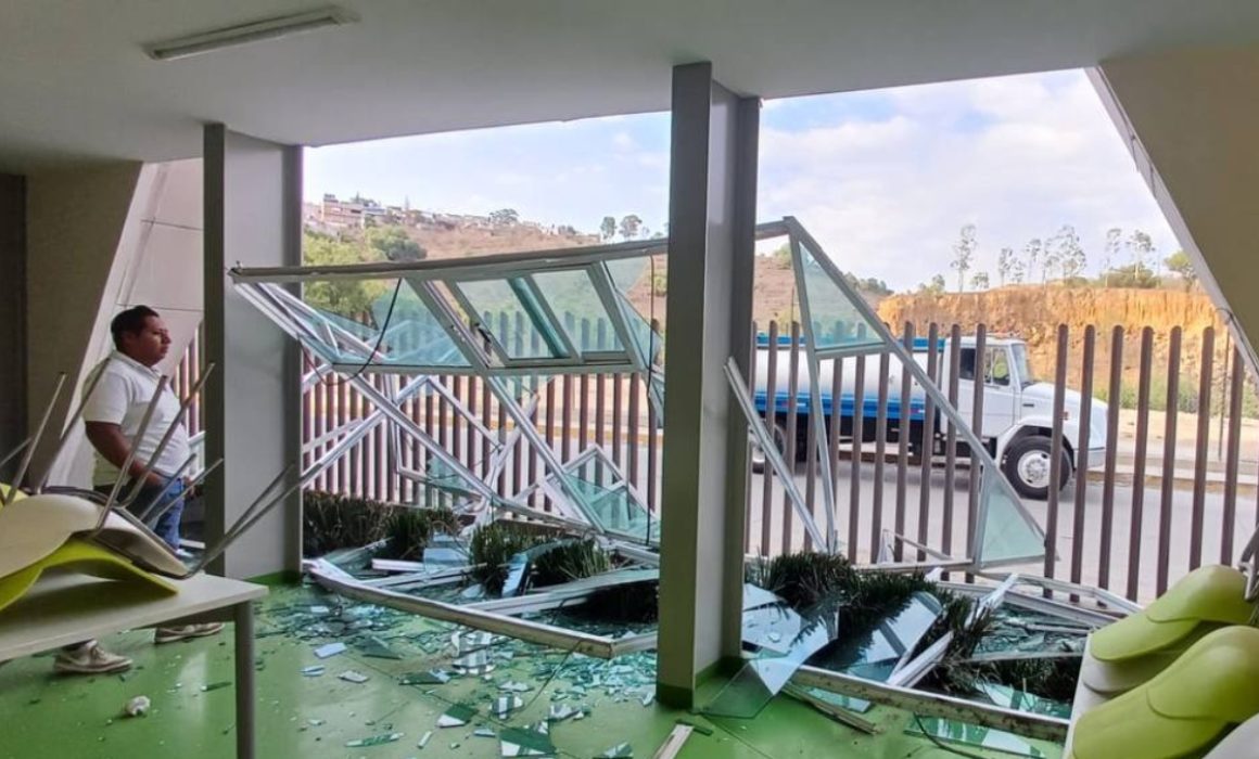 Explota mina cerca de estudiantes en Ixtapaluca