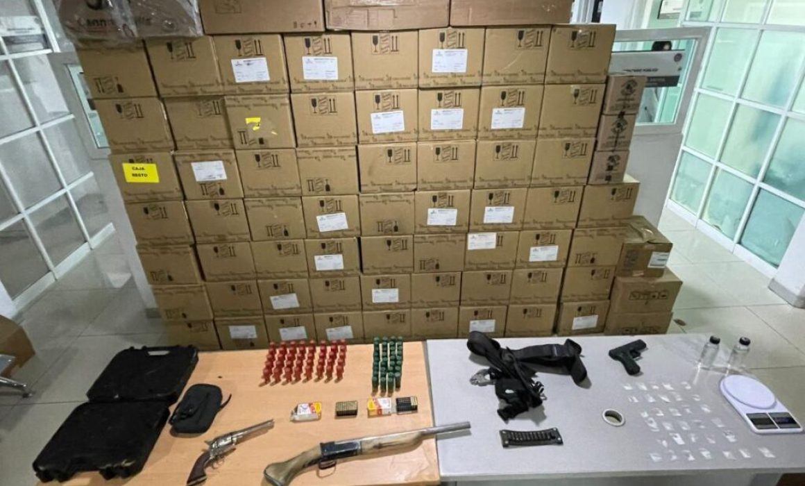 FGJEM, Semar y SSEMCIerran un inmueble en La Paz con armas, drogas y medicamentos ilícitos