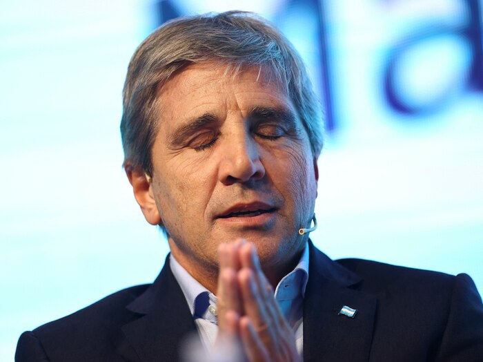 FMI podría perdonar metas de reservas a Caputo y cuestiona la continuidad de bandas cambiarias