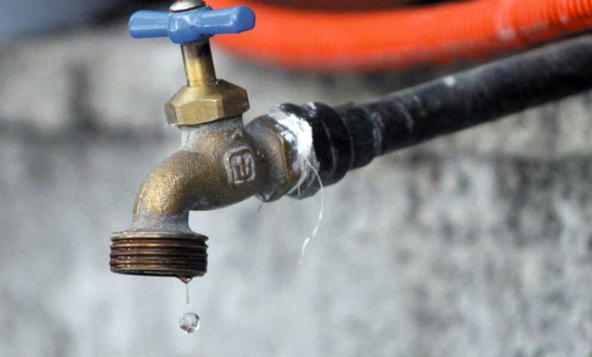 Falta de mantenimiento provoca suspensión del suministro de agua en varias colonias de Los Reyes La Paz