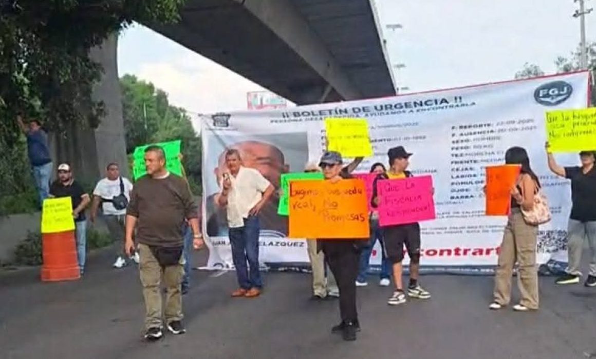 Familia bloquea autopista México-Querétaro para exigir localización de desaparecido en Cuautitlán Izcalli