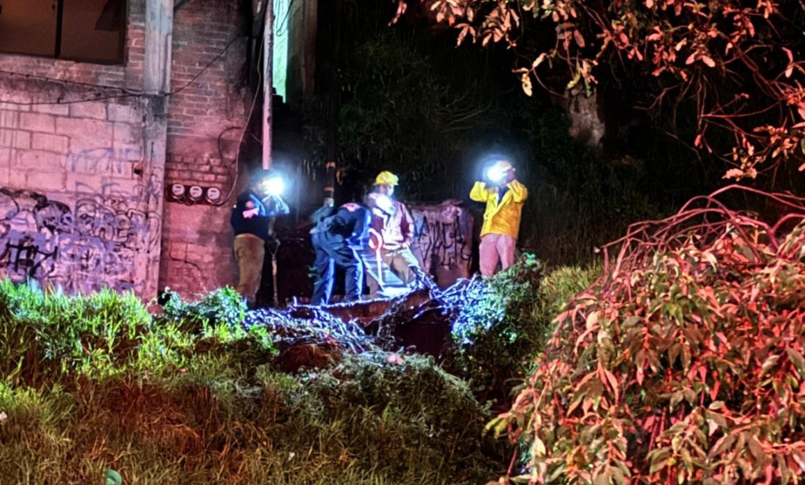 Familia en Naucalpan queda sin hogar tras deslave causado por lluvias intensas