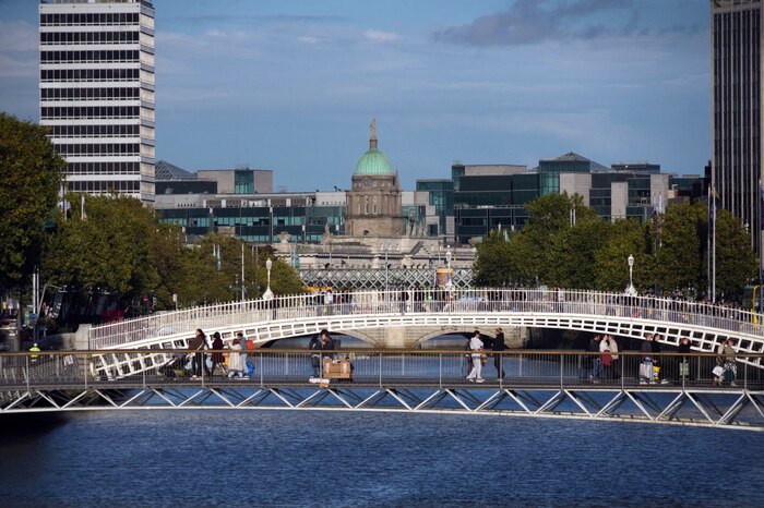 Familia española en Irlanda vive con 2,000 euros mensuales y recibe 1,450 euros en ayudas