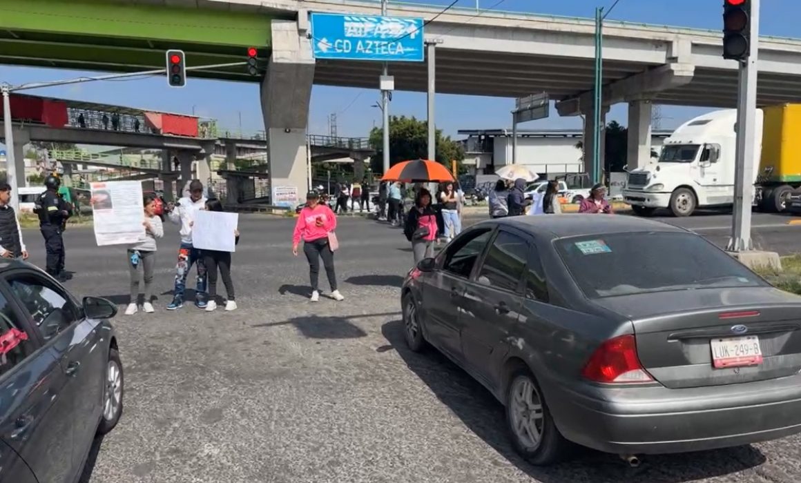 Familiares bloquean Avenida Central en Ecatepec para exigir avances en búsqueda de menor desaparecida