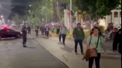 Familiares bloquean avenidas en Nezahualcóyotl tras la muerte de un menor en secundaria