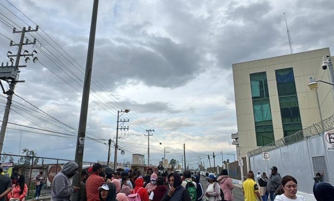 Familiares bloquean carretera en Chalco para exigir mejoras en el penal de Huitzilzingo tras riña violenta