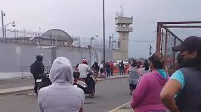 Familiares bloquean la carretera Chalco-Mixquic tras presente motín en penal de Chalco