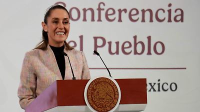 Familiares de Ayotzinapa se reúnen con Sheinbaum en Palacio Nacional para impulsar avances en la investigación