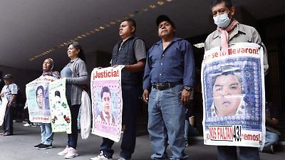 Familiares de los 43 Ayotzinapa reafirman exigencia de extraditar a Tomás Zerón en marcha en CDMX