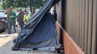 Familiares en Toluca enfrentan lluvias, sol y desesperación en hospitales