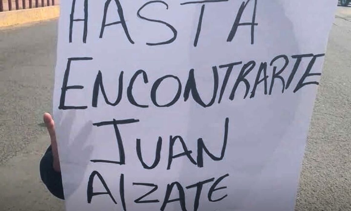 Familiares y amigos bloquean carretera en Ixtapaluca exigiendo justicia por desaparición de Juan Álzate Ávalos