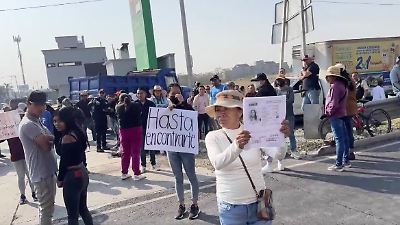 Familiares y amigos de joven reportada como desaparecida bloquean carretera que conduce al AIFA
