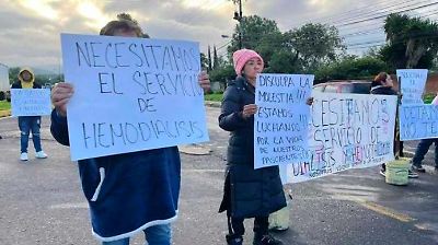 Familiares y pacientes bloquean el acceso al Hospital de Ixtapaluca para evitar retiro de máquinas de diálisis que afectan a 300 personas